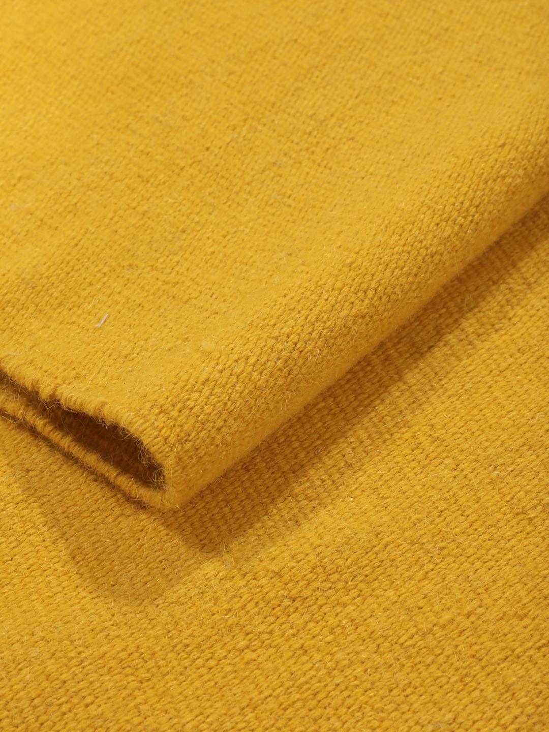 Un vivace tappeto giallo tessuto a mano proveniente dall'India