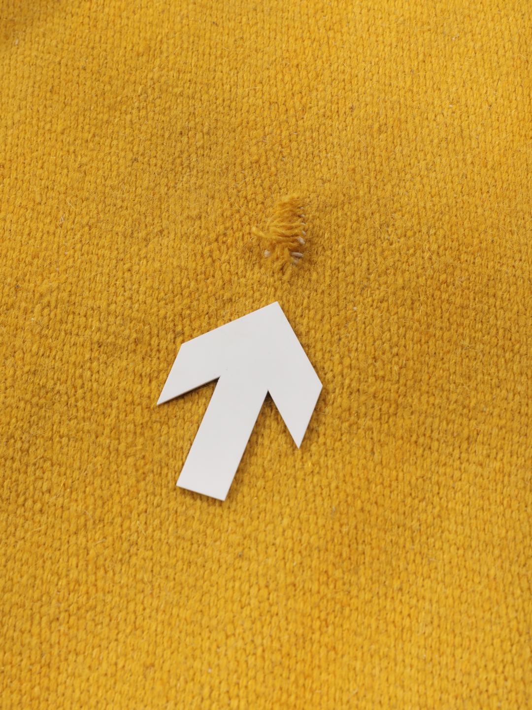 Un vivace tappeto giallo tessuto a mano proveniente dall'India