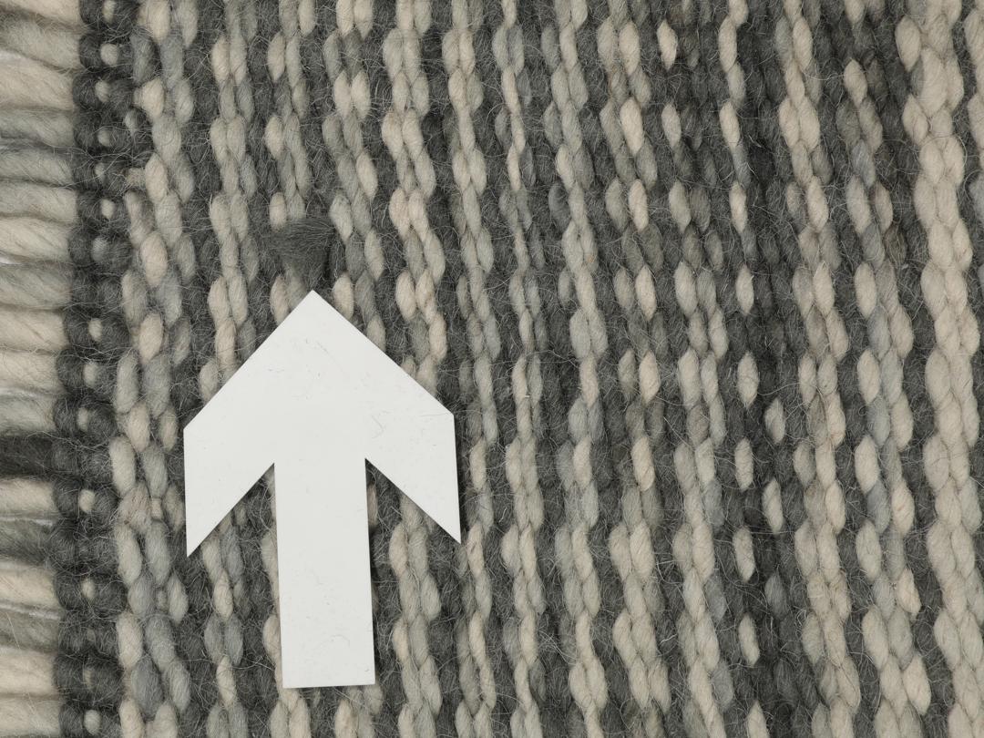 Handgeweven Indiaas tapijt in grijstinten met een getextureerde, minimalistische uitstraling.