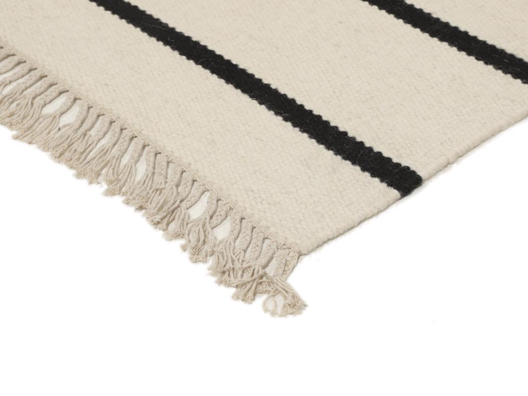 Handvävd beige och svart randig ullmatta från Indien
