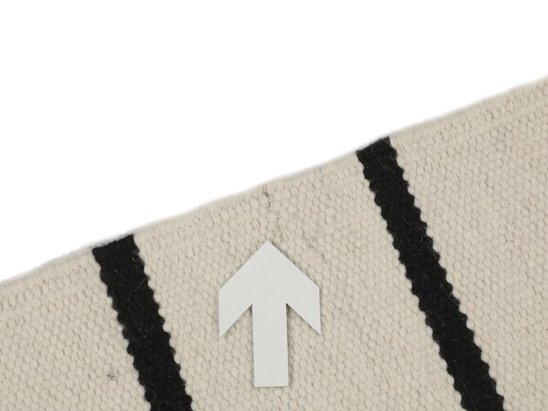 Handvävd beige och svart randig ullmatta från Indien