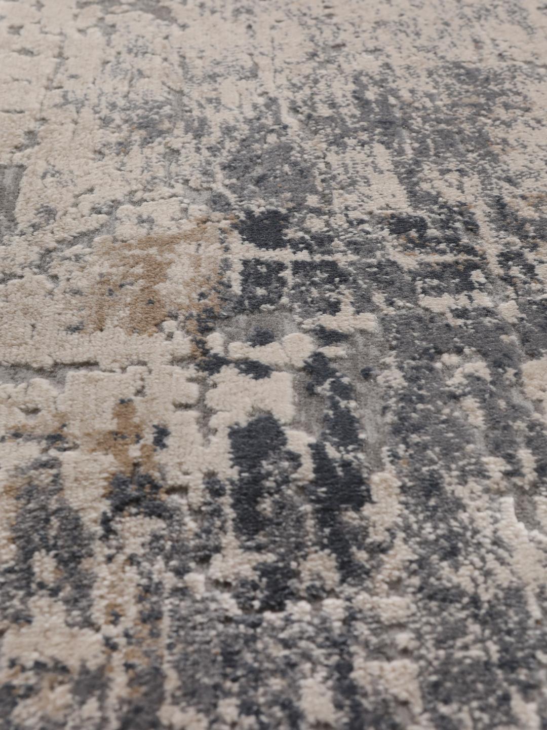 Een lange loper met een getextureerd, abstract patroon in grijze en beige tinten.
