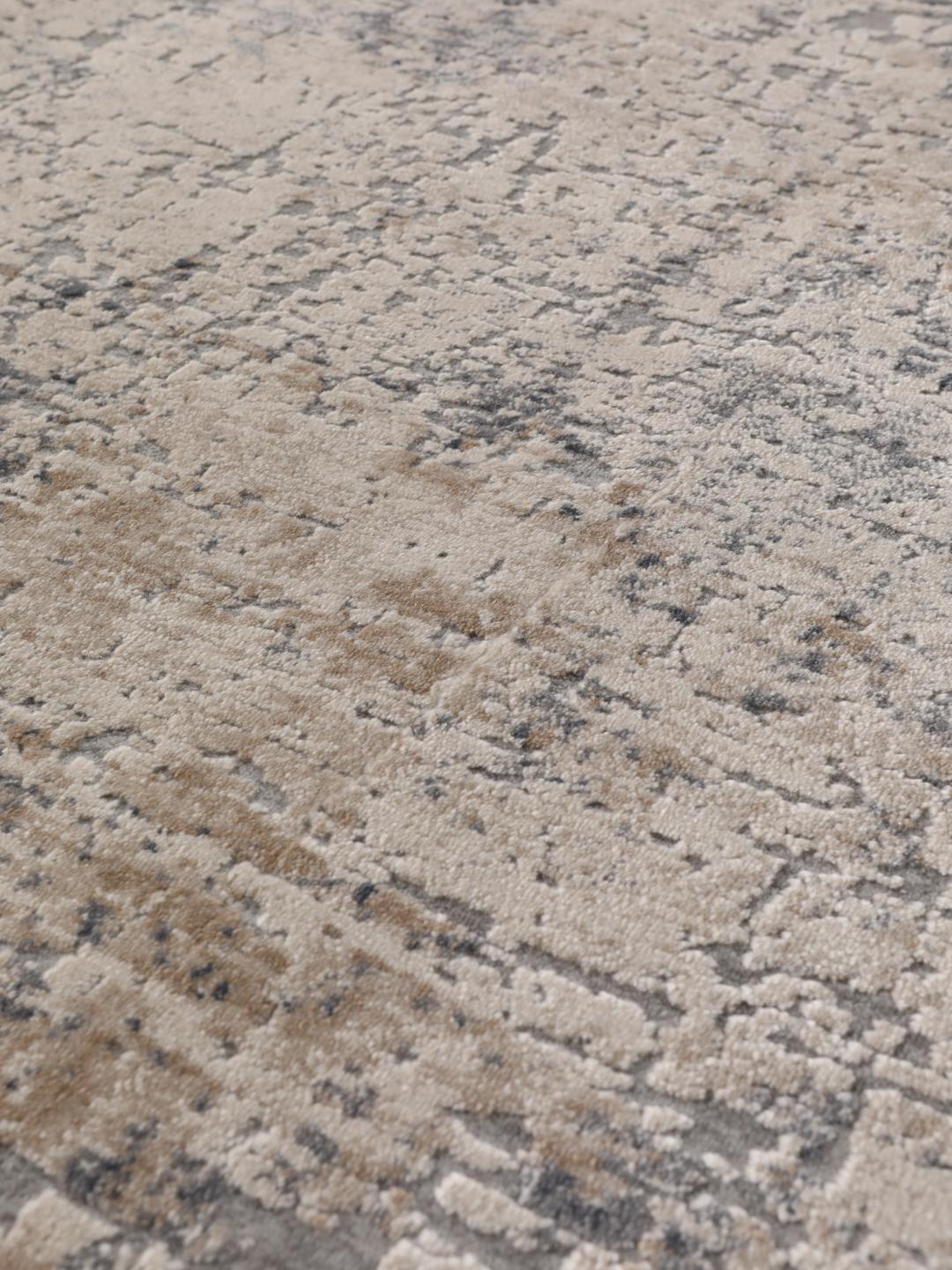 Een lange loper met een getextureerd, abstract patroon in grijze en beige tinten.
