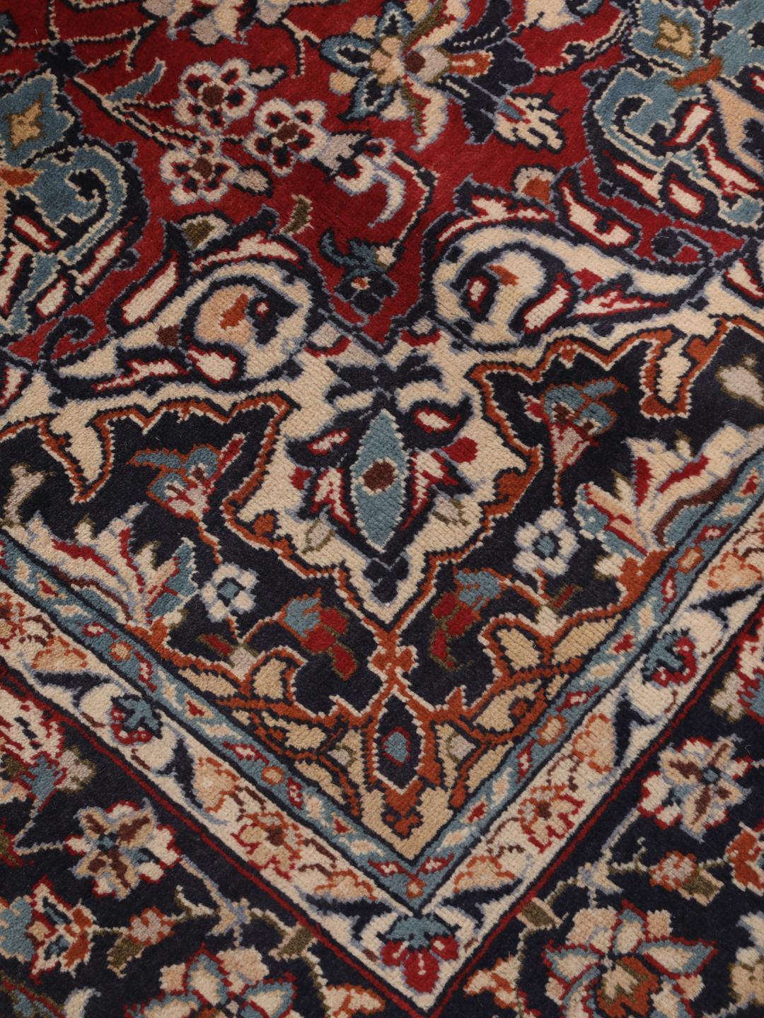 Een groot handgeknoopt Najafabad-tapijt uit het Midden-Oosten in dieprode en blauwe tinten.