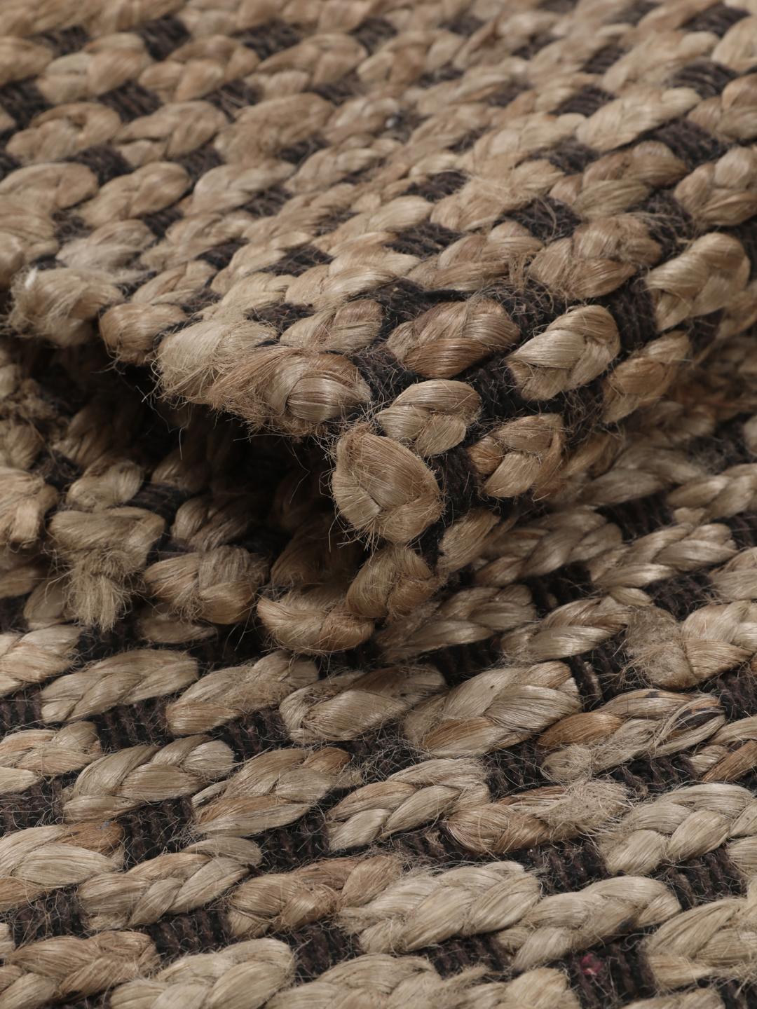 Håndvevd indisk teppe i brune naturlige fibre
