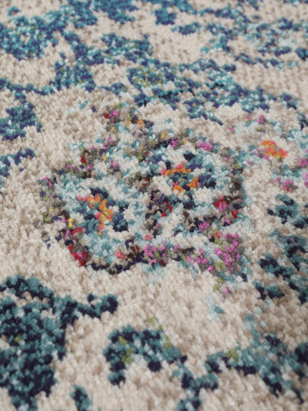 Rechthoekig blauw en crèmekleurig tapijt met een traditioneel patroon
