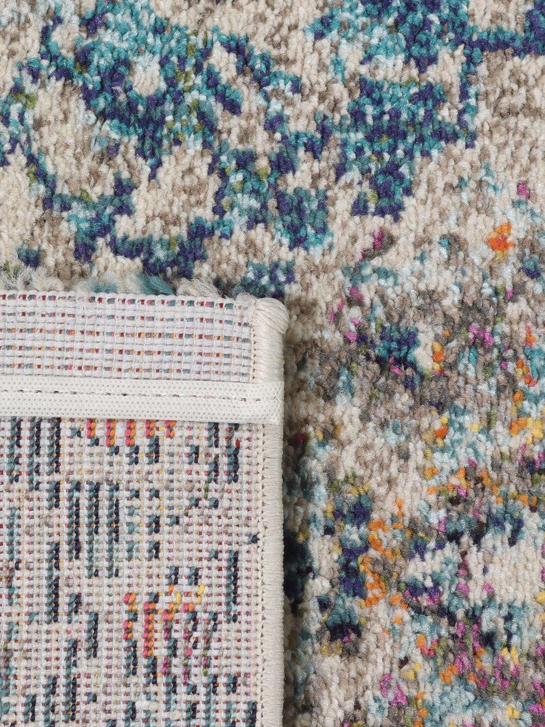 Rechthoekig blauw en crèmekleurig tapijt met een traditioneel patroon