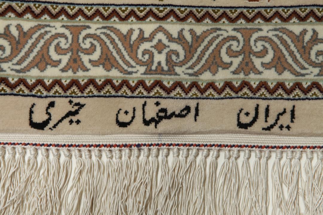 Crveni ručno čvorani Isfahan tepih sa složenim cvjetnim uzorcima s Bliskog istoka.