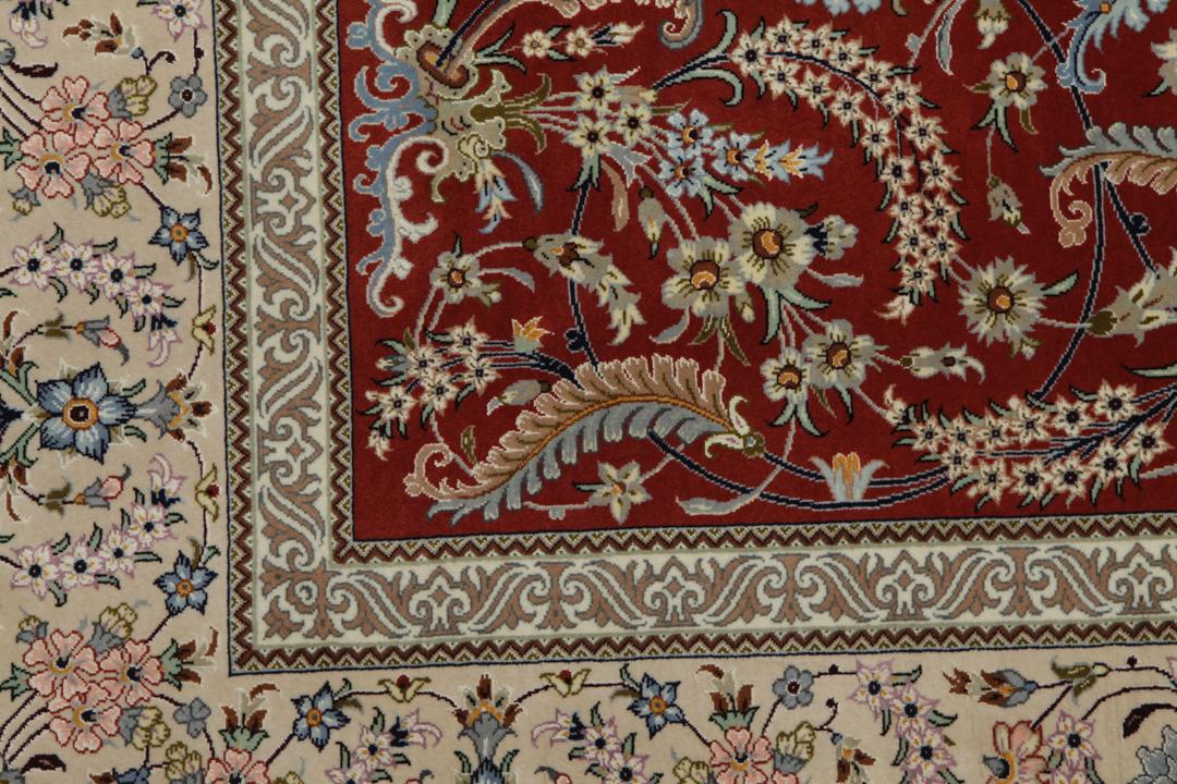 Crveni ručno čvorani Isfahan tepih sa složenim cvjetnim uzorcima s Bliskog istoka.