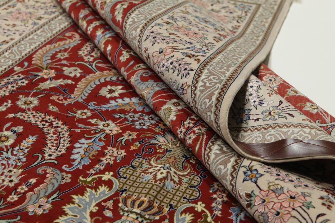 Crveni ručno čvorani Isfahan tepih sa složenim cvjetnim uzorcima s Bliskog istoka.