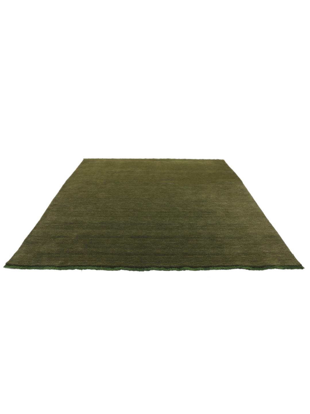 Um tapete de pelo verde com franjas curtas a condizer