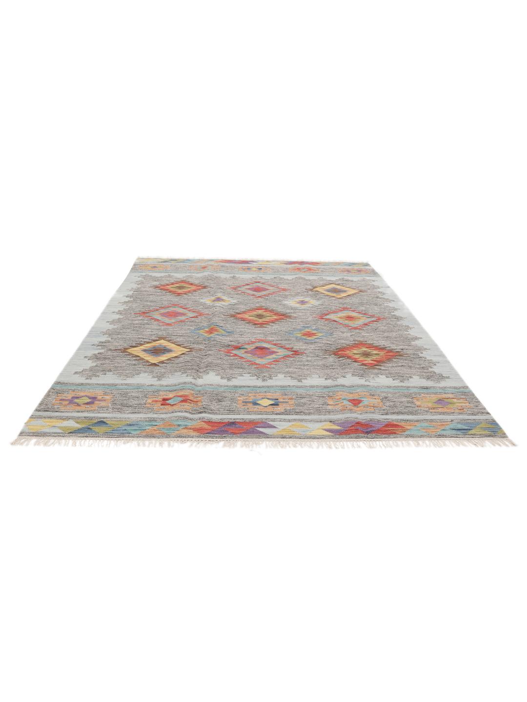 Tapete kilim indiano tecido à mão com padrões de diamante vibrantes sobre um fundo cinzento