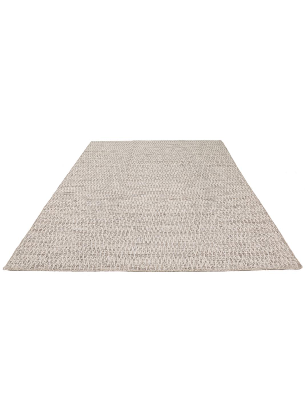 Håndvevd Kilim-teppe fra India i en myk beige tone med intrikate langstingsdetaljer.