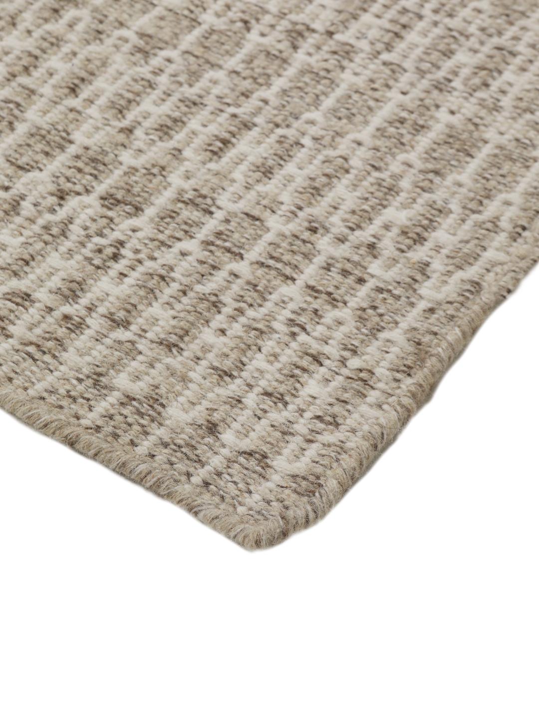 Håndvevd Kilim-teppe fra India i en myk beige tone med intrikate langstingsdetaljer.