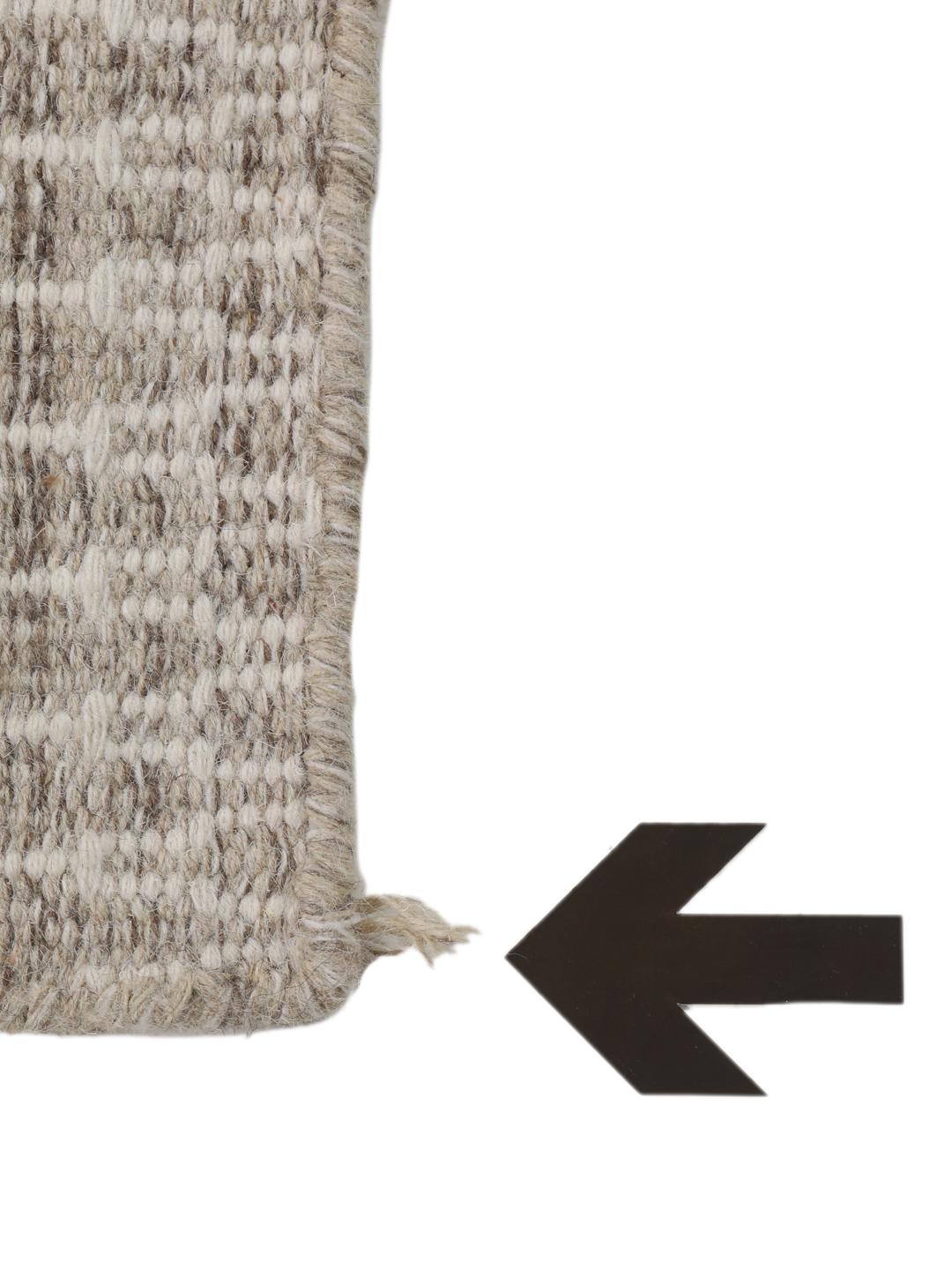 Håndvevd Kilim-teppe fra India i en myk beige tone med intrikate langstingsdetaljer.