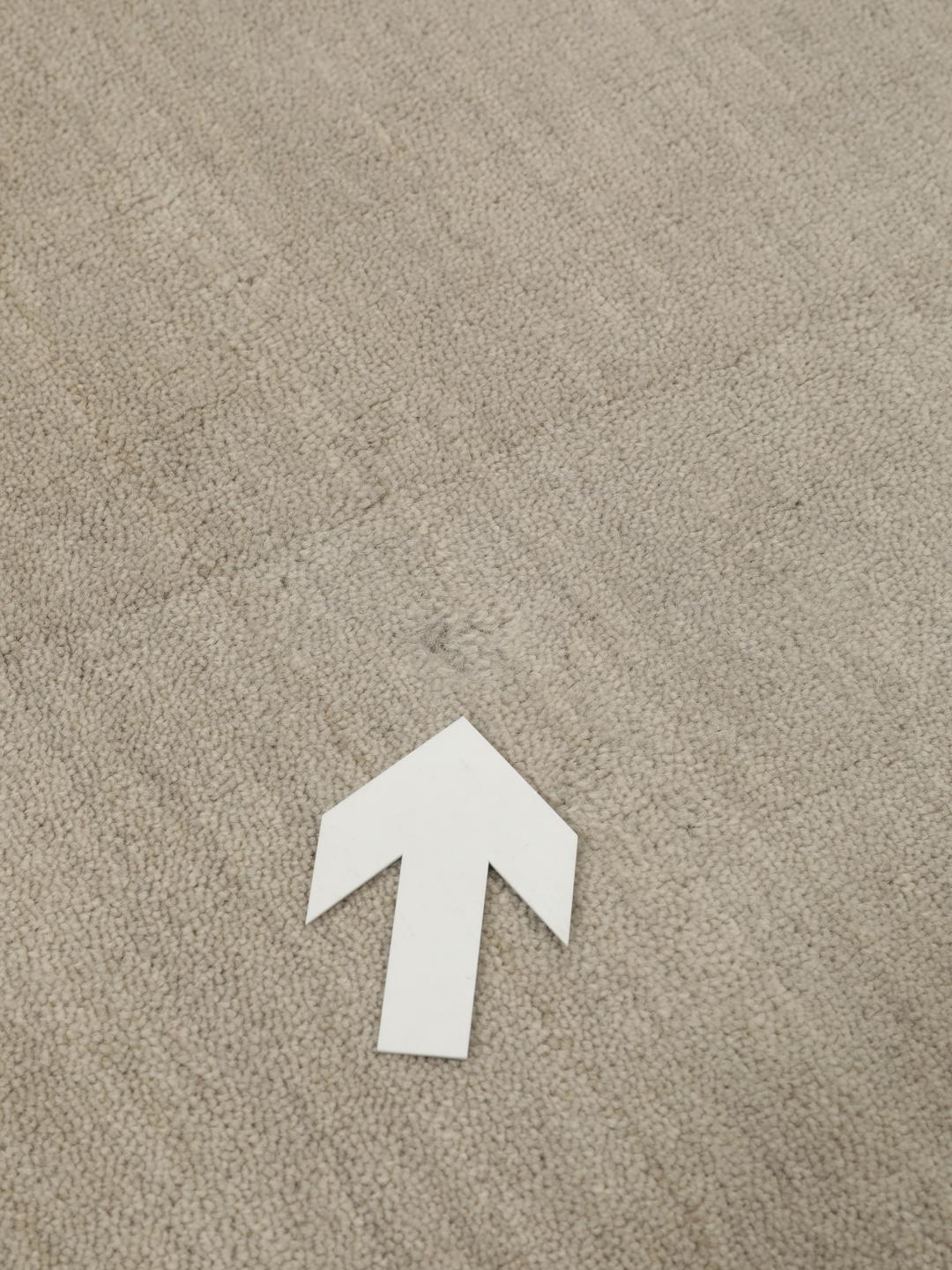 Beżowy dywan tkany ręcznie o minimalistycznym wzornictwie