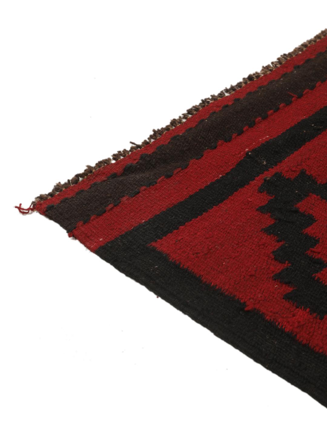Chemin de table afghan tissé à la main avec des motifs géométriques rouges et noirs