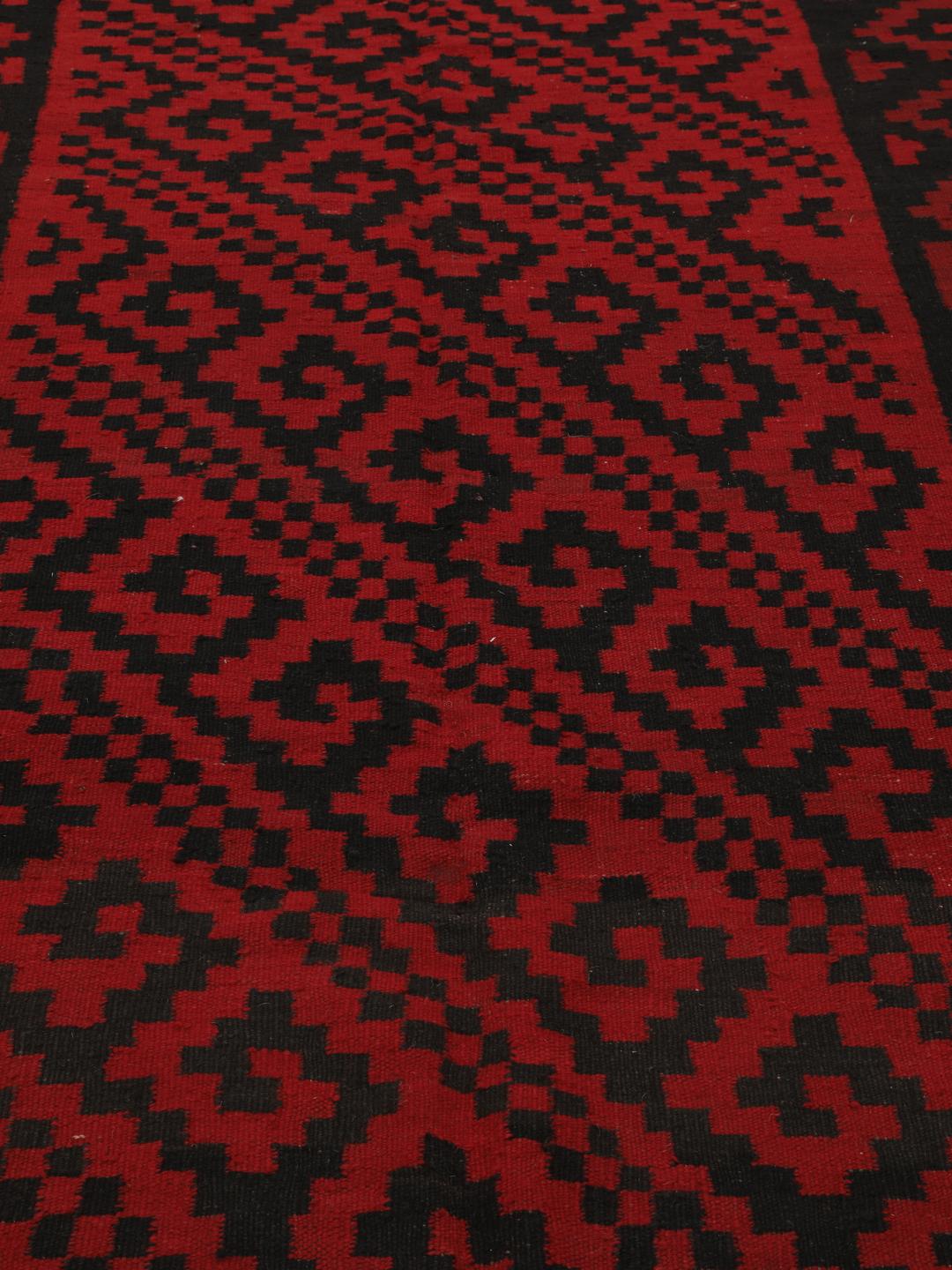 Chemin de table afghan tissé à la main avec des motifs géométriques rouges et noirs