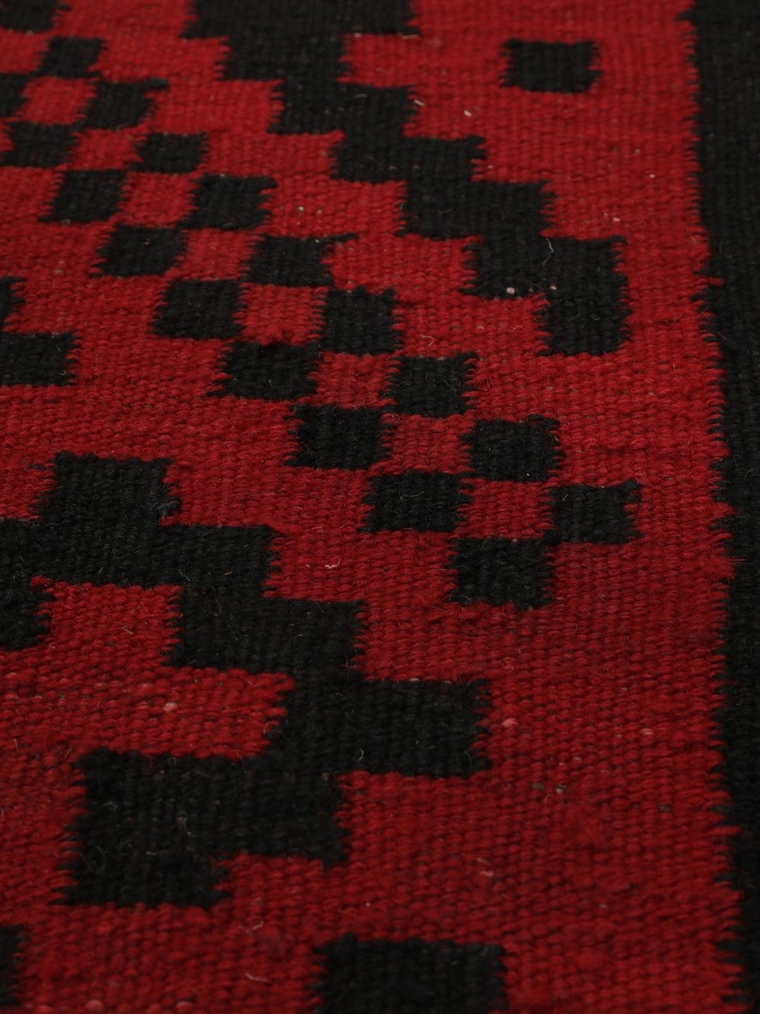 Chemin de table afghan tissé à la main avec des motifs géométriques rouges et noirs