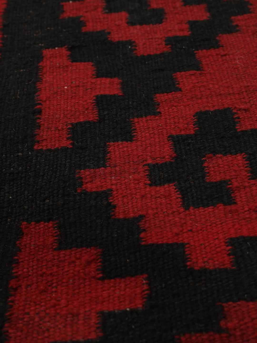 Chemin de table afghan tissé à la main avec des motifs géométriques rouges et noirs