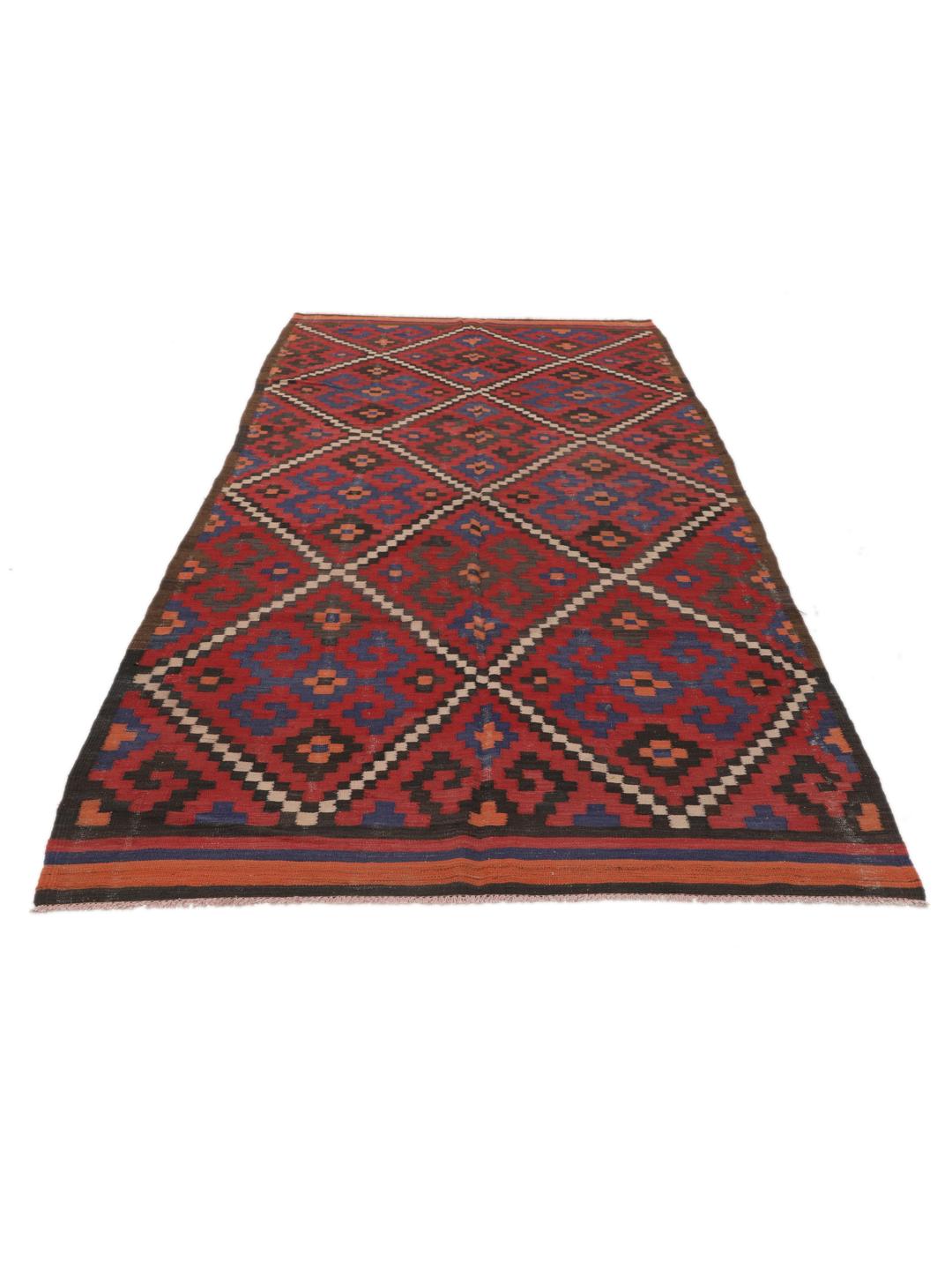 Un long tapis couloir afghan tissé à la main présentant un motif répétitif en losange dans des tons de rouge, bleu et noir.