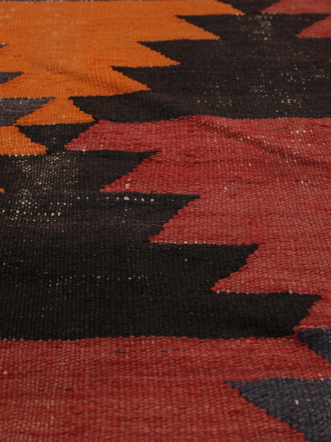 Chemin de table Kelim vintage afghan tissé à la main en rouge et noir avec des motifs géométriques