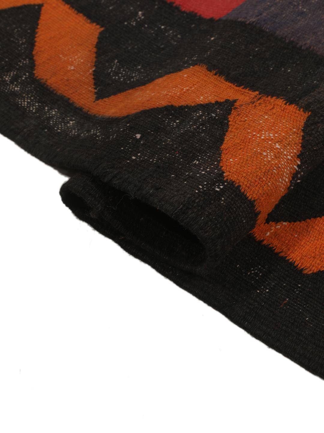 Chemin de table Kelim vintage afghan tissé à la main en rouge et noir avec des motifs géométriques