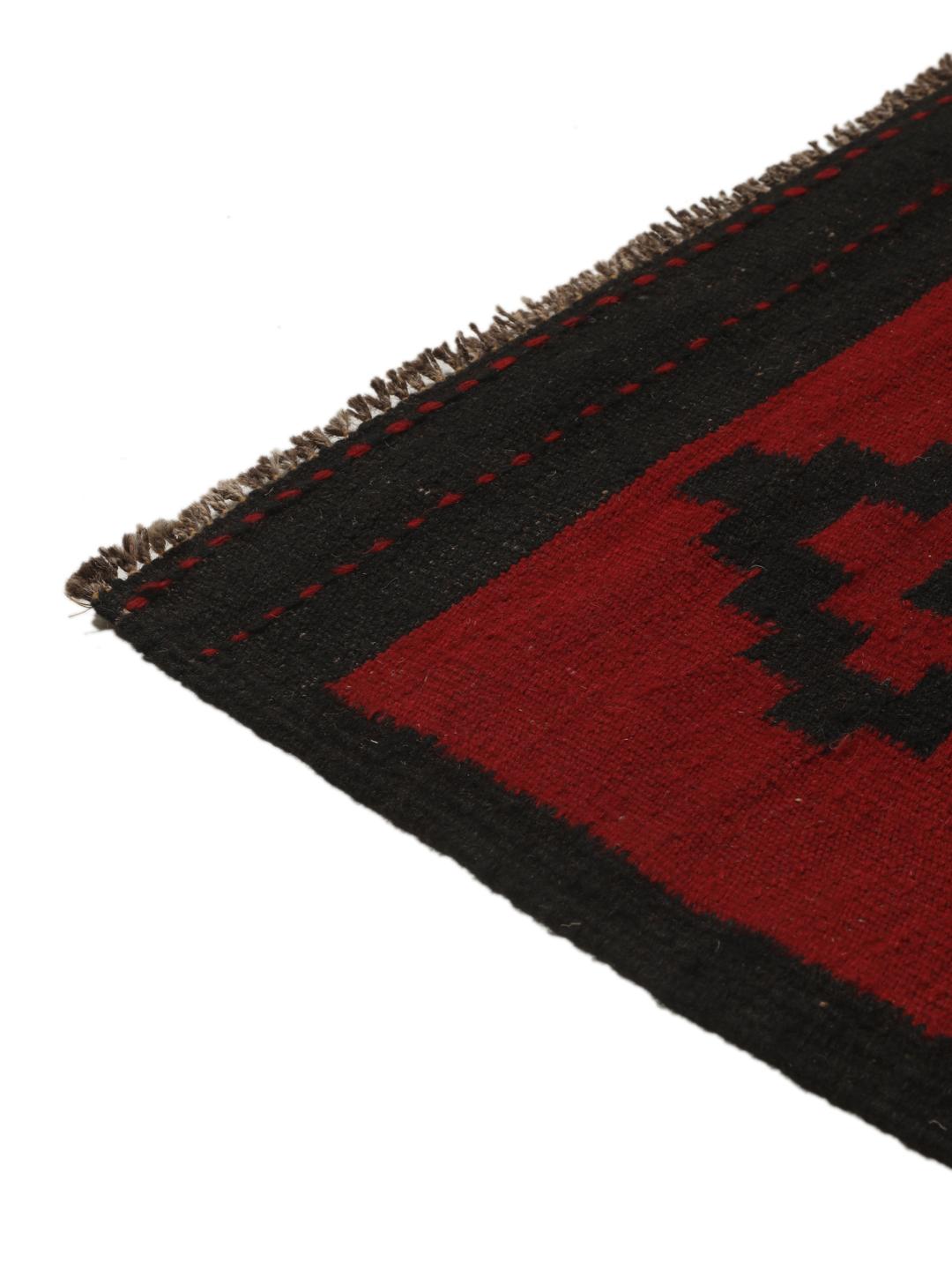 Un tapis couloir Kelim vintage afghan tissé à la main avec un motif géométrique rouge et noir audacieux
