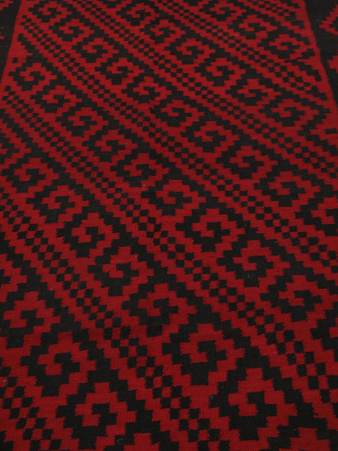 Un tapis couloir Kelim vintage afghan tissé à la main avec un motif géométrique rouge et noir audacieux