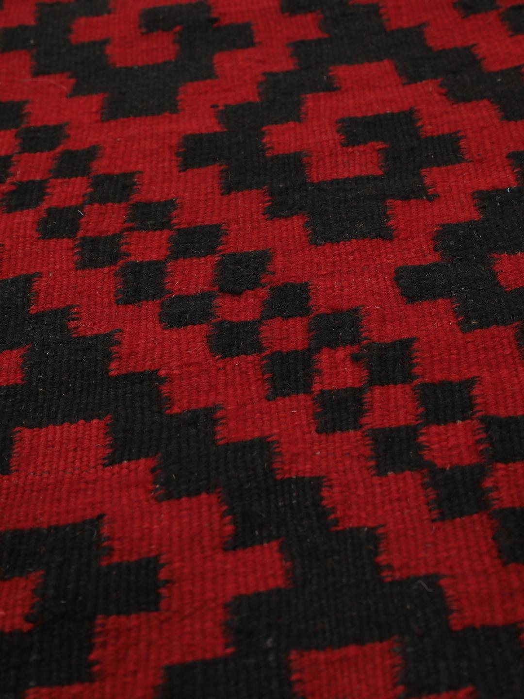 Un tapis couloir Kelim vintage afghan tissé à la main avec un motif géométrique rouge et noir audacieux