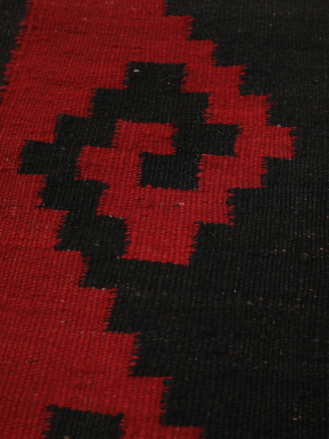 Un tapis couloir Kelim vintage afghan tissé à la main avec un motif géométrique rouge et noir audacieux