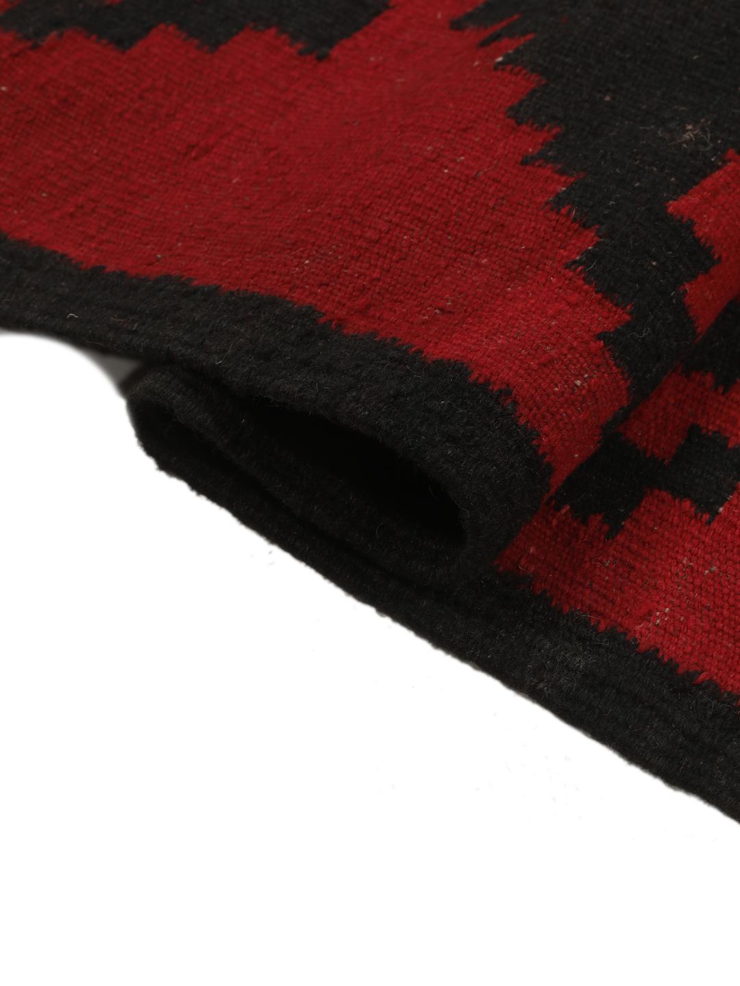 Un tapis couloir Kelim vintage afghan tissé à la main avec un motif géométrique rouge et noir audacieux