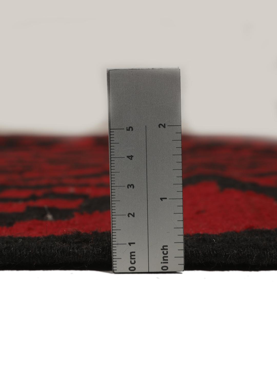 Un tapis couloir Kelim vintage afghan tissé à la main avec un motif géométrique rouge et noir audacieux