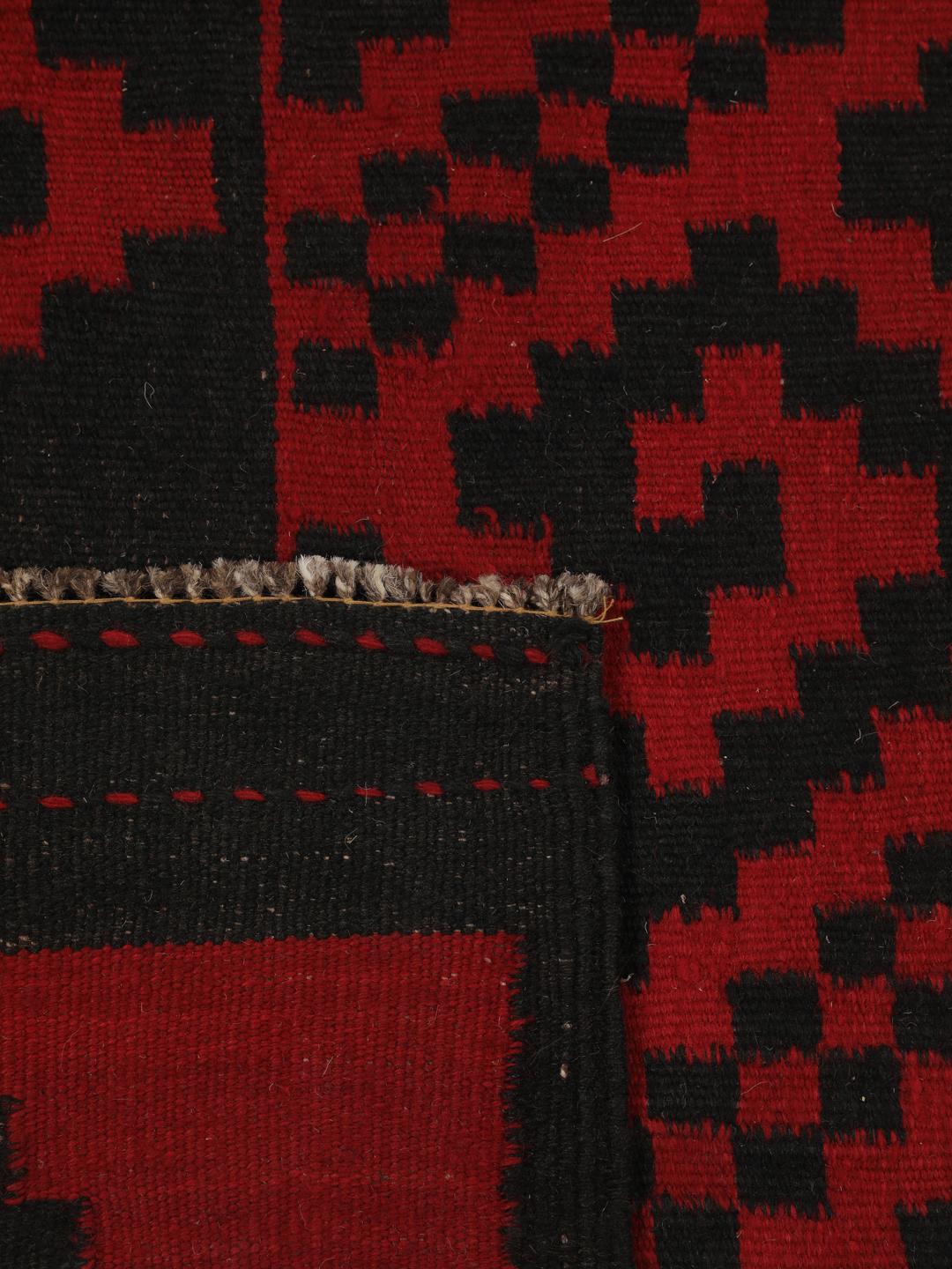 Un tapis couloir Kelim vintage afghan tissé à la main avec un motif géométrique rouge et noir audacieux