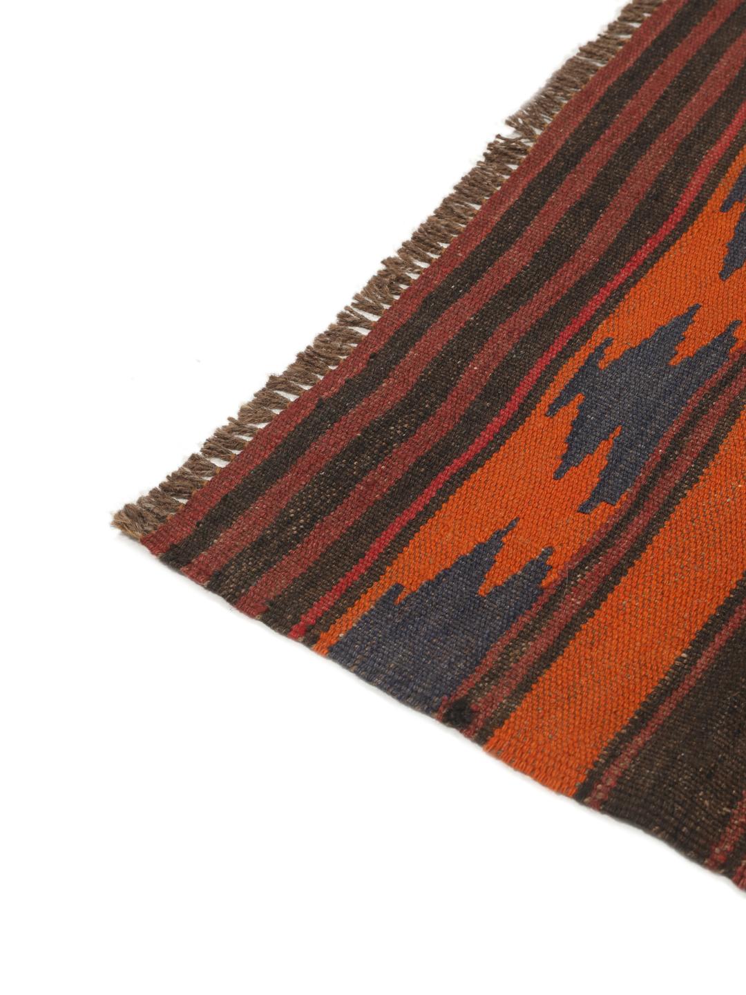 Tapis de couloir afghan vintage tissé à la main dans des tons rouge foncé et marron