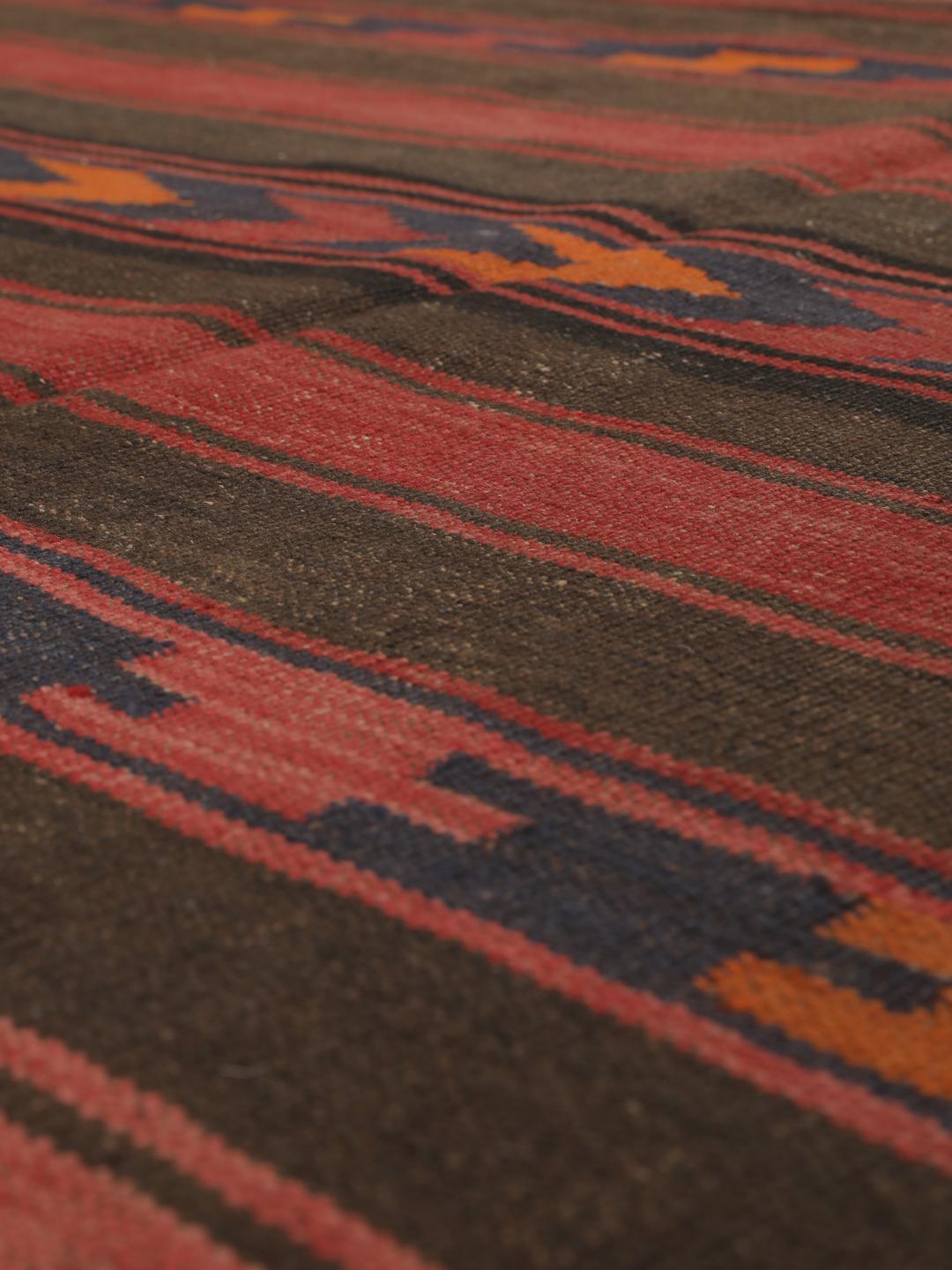 Tapis de couloir afghan vintage tissé à la main dans des tons rouge foncé et marron