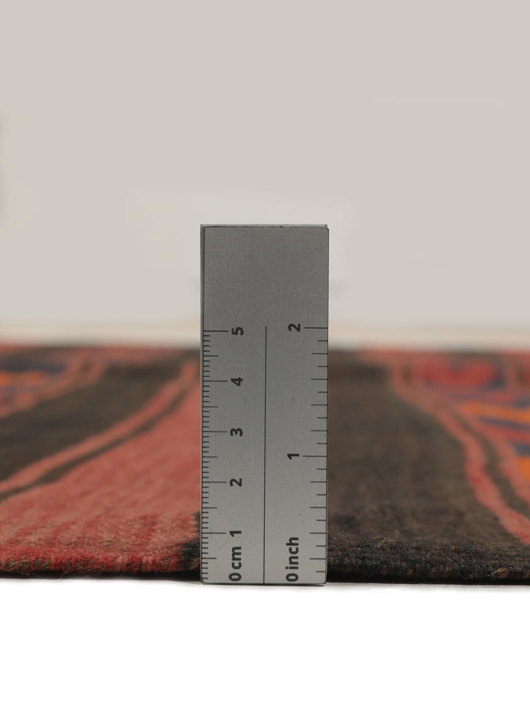 Tapis de couloir afghan vintage tissé à la main dans des tons rouge foncé et marron