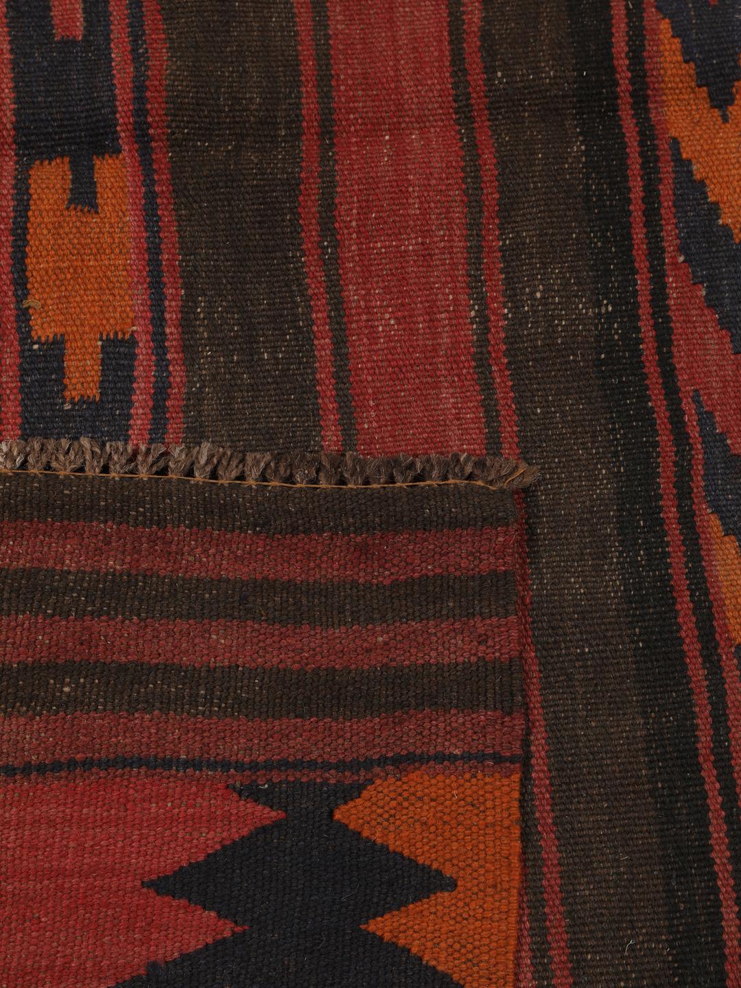 Tapis de couloir afghan vintage tissé à la main dans des tons rouge foncé et marron