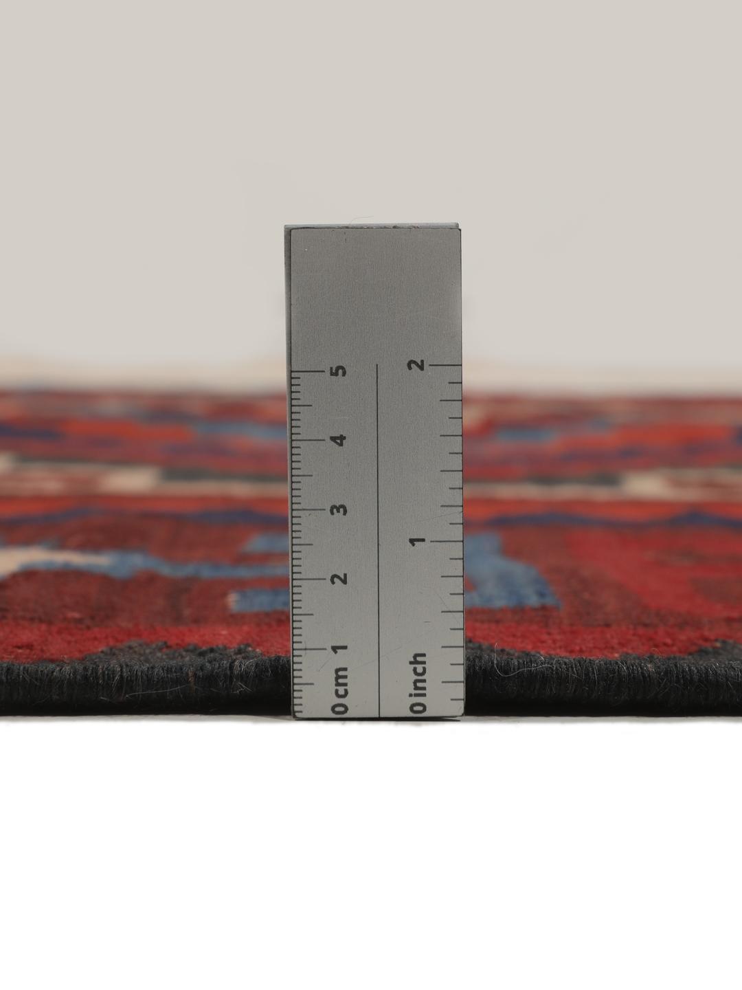 Tapis Kelim afghan tissé à la main avec des motifs géométriques en losange dans les tons rouge, bleu et noir.