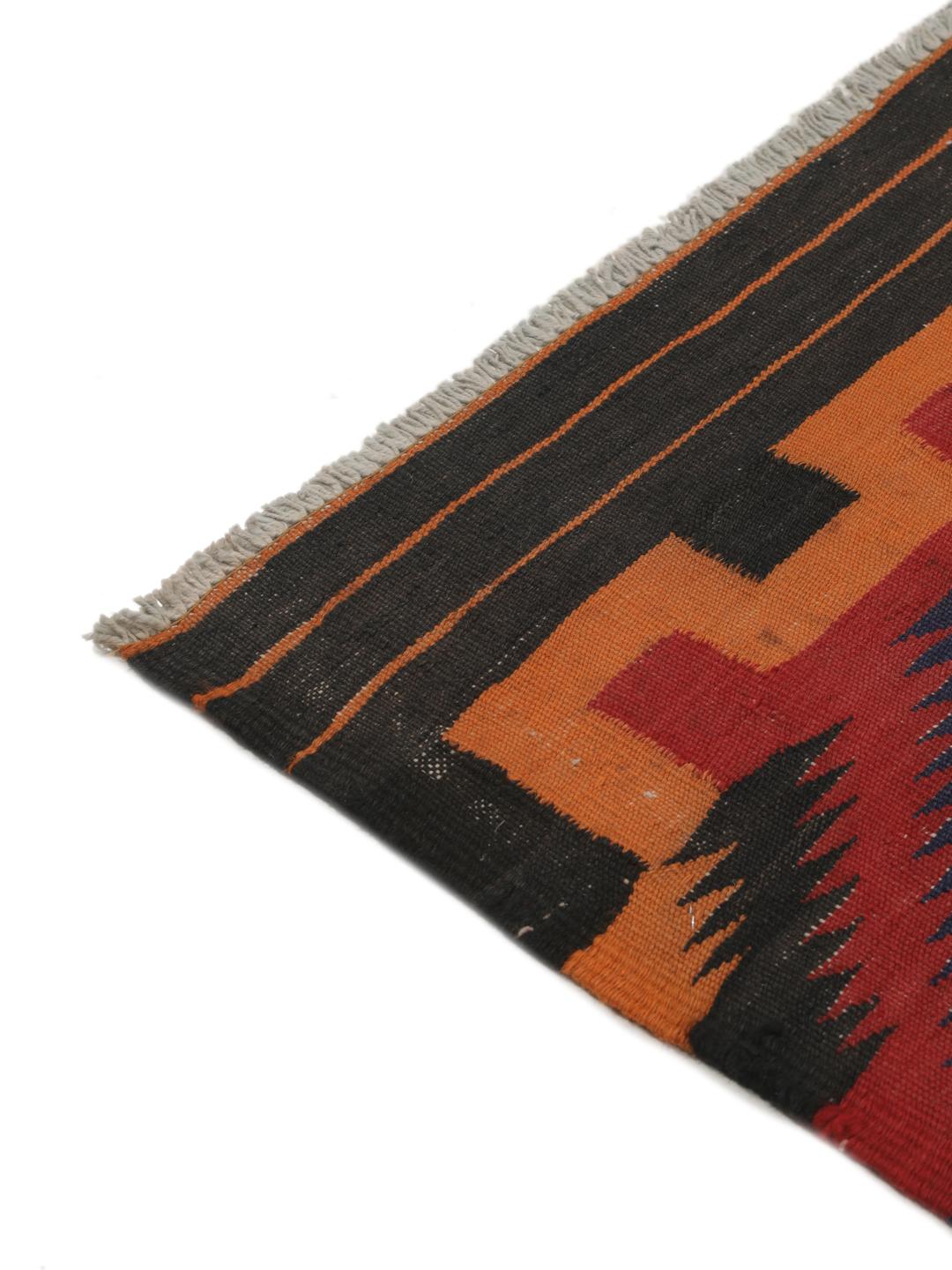 Een rechthoekige Afghaanse vintage kelim met een veelkleurig geometrisch ruitpatroon