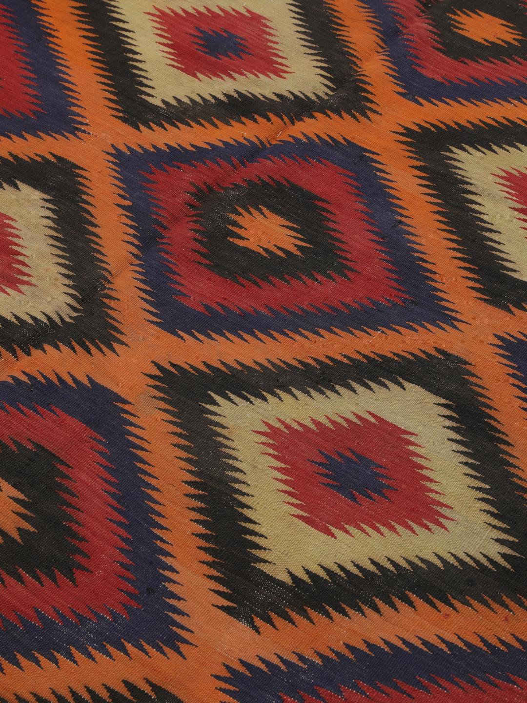 Een rechthoekige Afghaanse vintage kelim met een veelkleurig geometrisch ruitpatroon