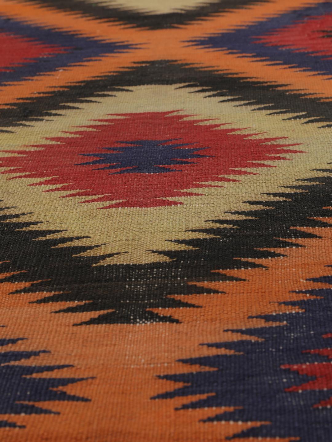 Een rechthoekige Afghaanse vintage kelim met een veelkleurig geometrisch ruitpatroon