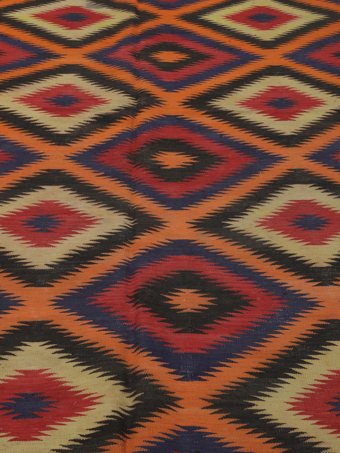 Een rechthoekige Afghaanse vintage kelim met een veelkleurig geometrisch ruitpatroon