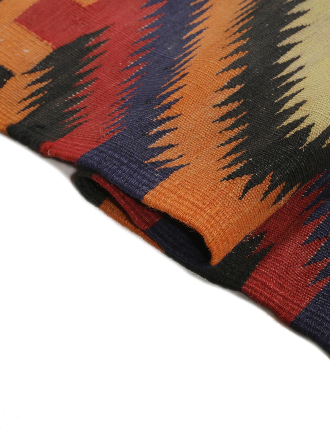 Een rechthoekige Afghaanse vintage kelim met een veelkleurig geometrisch ruitpatroon