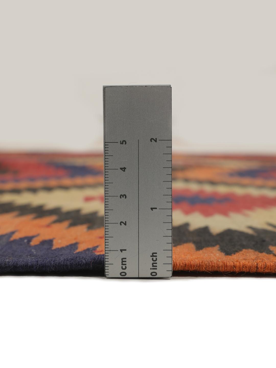 Een rechthoekige Afghaanse vintage kelim met een veelkleurig geometrisch ruitpatroon