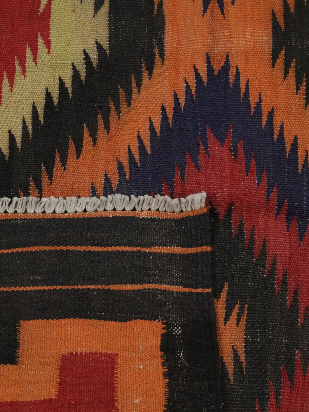 Een rechthoekige Afghaanse vintage kelim met een veelkleurig geometrisch ruitpatroon