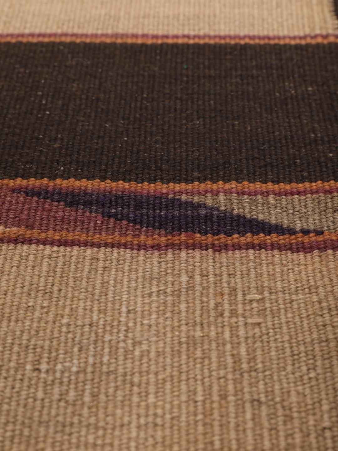 Tapis kelim vintage afghan tissé à la main avec des rayures noires et beiges