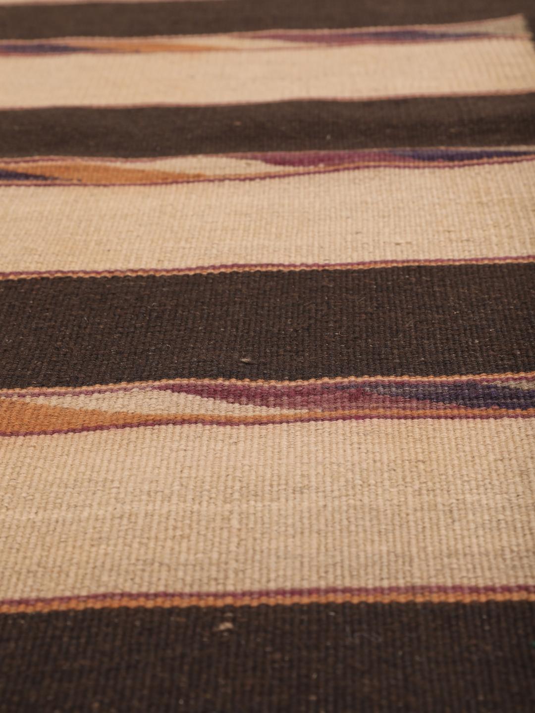 Tapis kelim vintage afghan tissé à la main avec des rayures noires et beiges