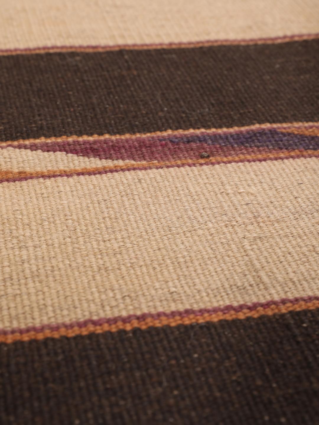 Tapis kelim vintage afghan tissé à la main avec des rayures noires et beiges