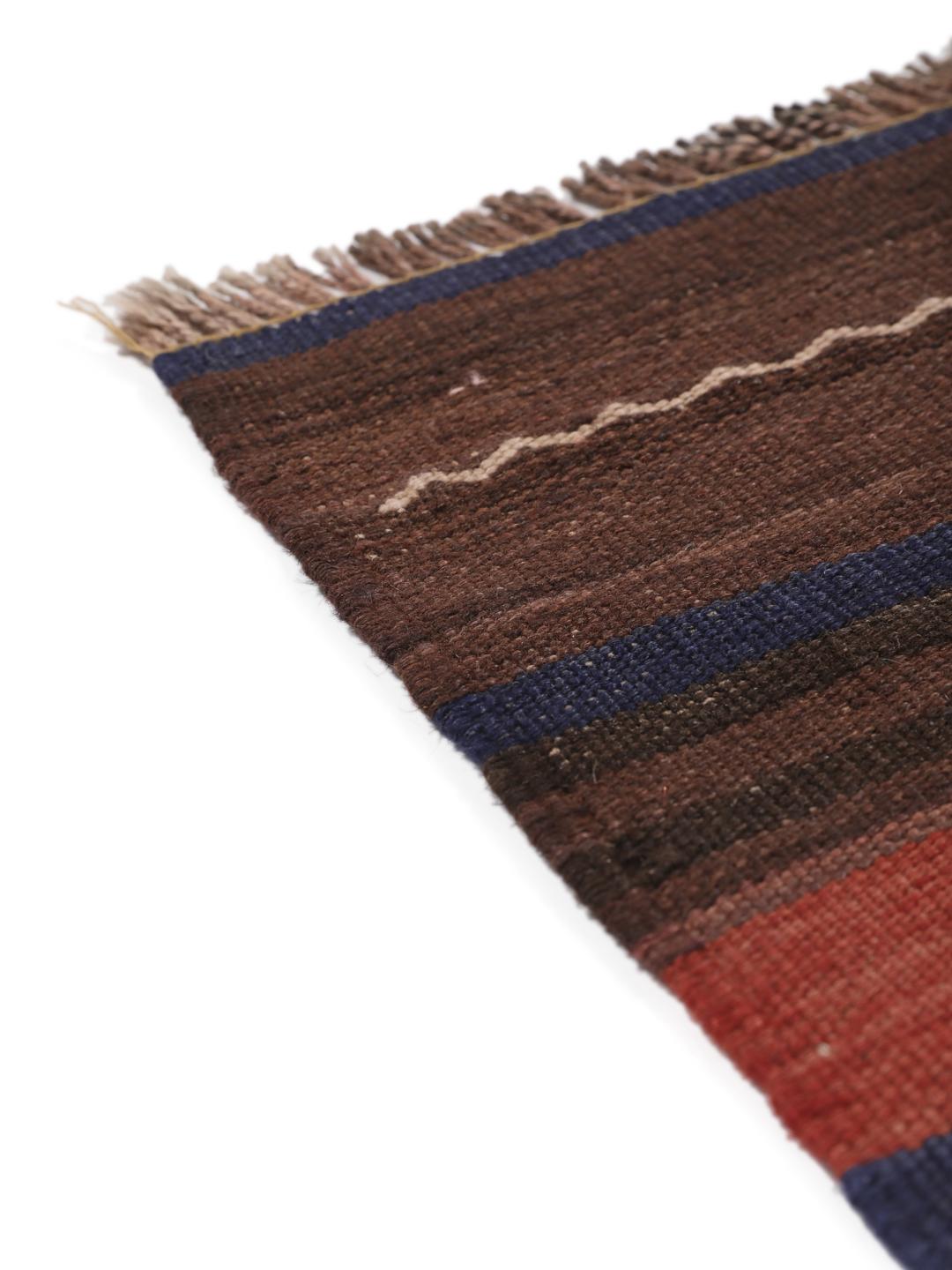 Tapis kelim vintage d'Afghanistan avec des motifs géométriques tribaux dans des tons marron et rouge